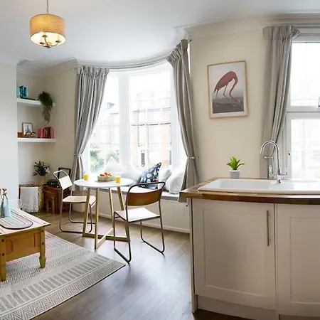 Host & - Marine Sands סקארבורו