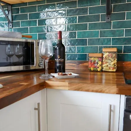 Host & - Marine Sands סקארבורו