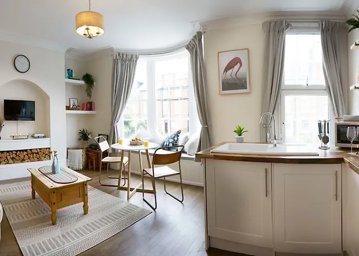 Host & - Marine Sands סקארבורו