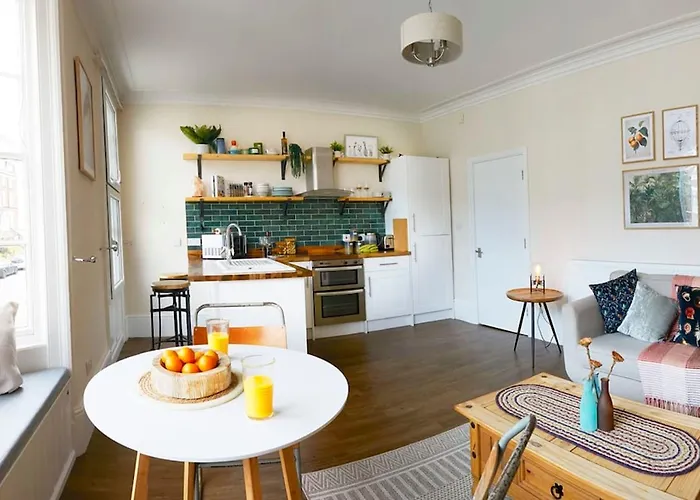 Host & - Marine Sands * スカーバラ